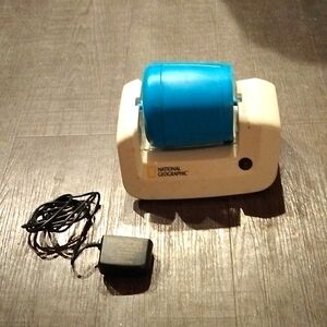 National Geographic Rock Tumbler. Comes with 1 3lb Drum,Polish,& strainer